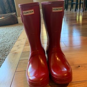 Short red Hunter rain boots